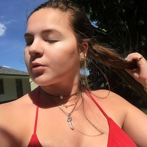 Profile Picture of Chloe Hunter (@hunterchloeeeee) on Poshmark