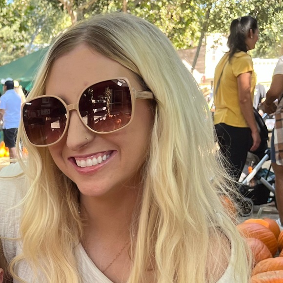Profile Picture of Brianna Thrasher (@easybreezy97) on Poshmark