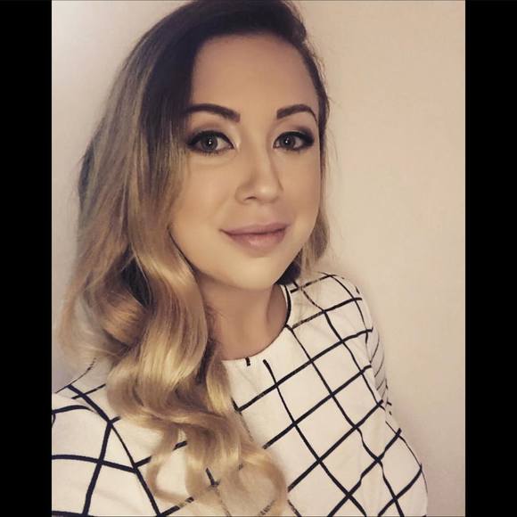 Profile Picture of Nichole Elizabeth (@nshearer128) on Poshmark