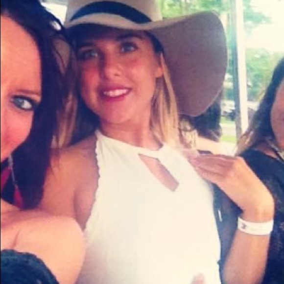 Profile Picture of Nicole Inzana (@nicoleinzana) on Poshmark