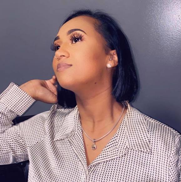 Profile Picture of Morena Poderosa (@suzetylive) on Poshmark