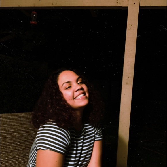 Profile Picture of Viviana Foreman (@vvv_ii_vvv) on Poshmark