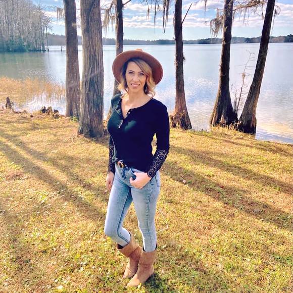 Profile Picture of Heather Sadehvandi (@wyldflower7899) on Poshmark