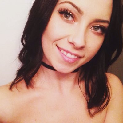 Profile Picture of Cbrake © (@courtneeybrakee) on Twitter