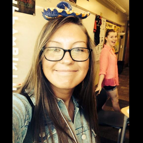 Profile Picture of Jane Azinger (@janenicole) on Poshmark