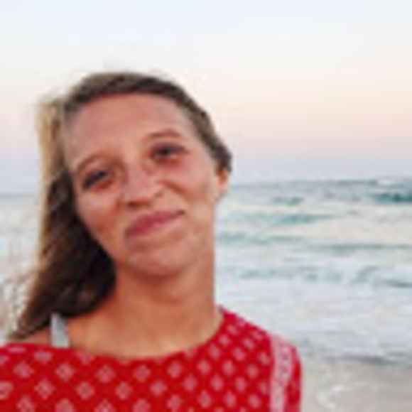 Profile Picture of Erika Mellinger (@erika3smoker) on Poshmark