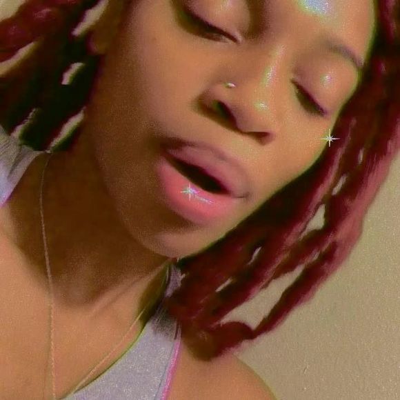 Profile Picture of Raylen Raylen (@raylenraylen) on Poshmark