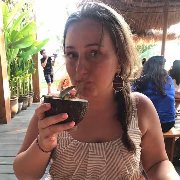 Profile Picture of Hannah Schneider (@oldbonesdecor) on Poshmark