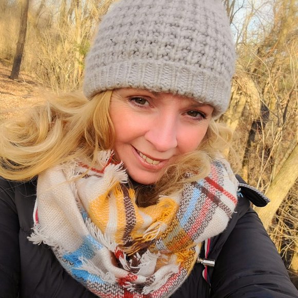 Profile Picture of Clair Hankes (@sethandemma2000) on Poshmark