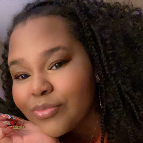 Profile Picture of Shanda Lear (@shandarlear) on Poshmark