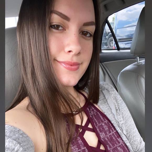 Profile Picture of Amanda Lopez (@amandalopez123) on Poshmark