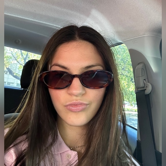 Profile Picture of Charlotte Ujvary (@charlotteujvary) on Poshmark