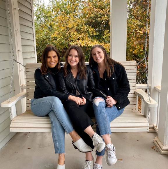 Profile Picture of Lauren Reischman (@ltreischman) on Poshmark