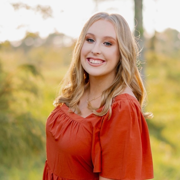 Profile Picture of Julia Guthrie (@juliaguthrie_) on Poshmark
