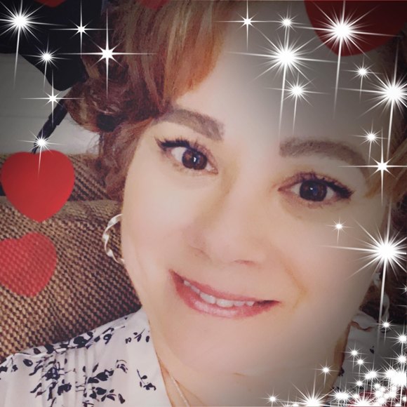 Profile Picture of Lisa Beneduce (@lisaeharris) on Poshmark