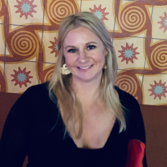 Profile Picture of Kara Larsen (@karalarsen) on Poshmark