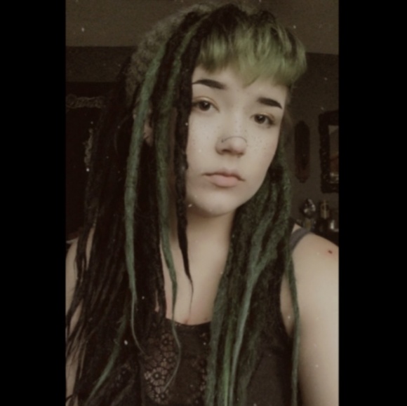 Profile Picture of Hannah Hicks (@ohgutss) on Poshmark