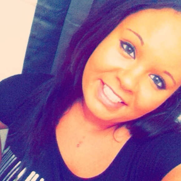 Profile Picture of Simone White (@prettiipradaa) on Poshmark