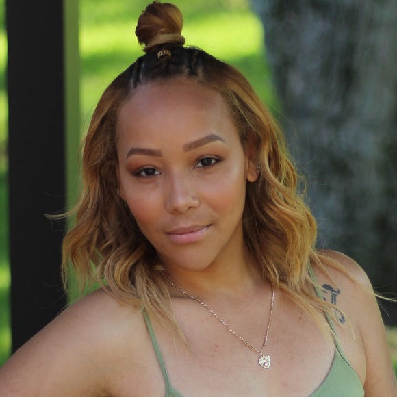 Profile Picture of Tia White (@tiacozycloset) on Poshmark
