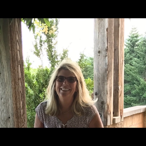 Profile Picture of Sue Hammans (@suehammans) on Poshmark