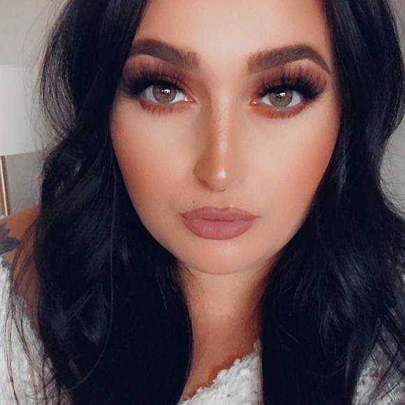 Profile Picture of Bailey Ash (@bailsofly) on Poshmark