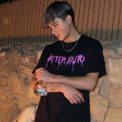 Profile Picture of Julian Vasquez (@livinlikejulian) on Twitter