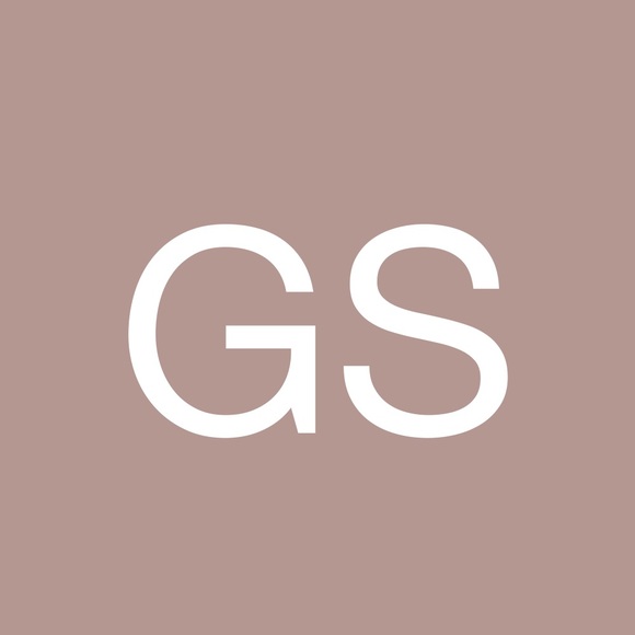 Profile Picture of Gloria Simone (@glosimone) on Poshmark