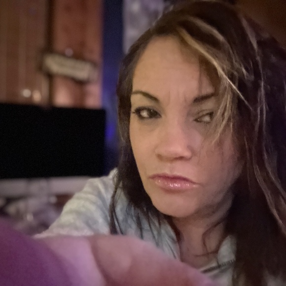 Profile Picture of Nichole Degeus (@nicholedegeus) on Poshmark