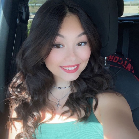 Profile Picture of Juliana Keller (@julianaa16) on Poshmark