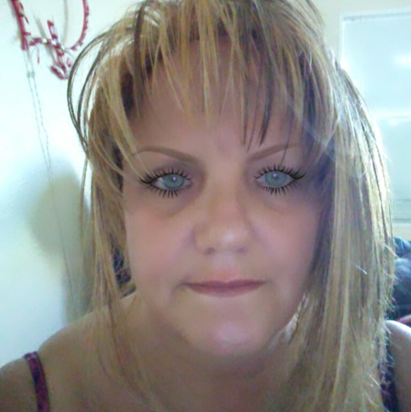 Profile Picture of Suzanne Timmerman (@suzannet55) on Poshmark