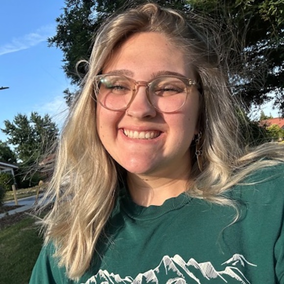 Profile Picture of Addison Lee (@addisonlee593) on Poshmark