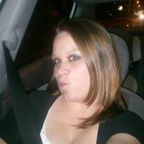Profile Picture of Amber Parr (@amber_parr) on Poshmark
