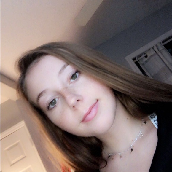 Profile Picture of Samantha Melick (@samantha_melick) on Poshmark