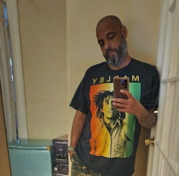 Profile Picture of Algie Bhoomz (@algiekrumpler) on Poshmark