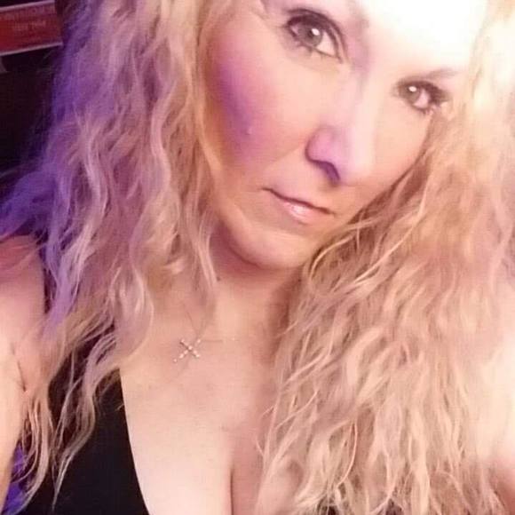 Profile Picture of April Sutherland (@kamacaza) on Poshmark