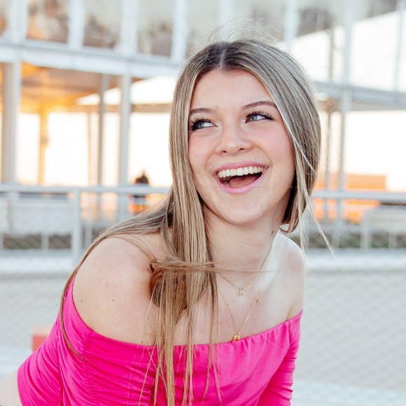 Profile Picture of Camille Glath (@camille_glath) on Poshmark