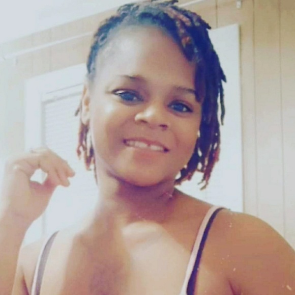 Profile Picture of Ambria Pharmer (@ambriarw2) on Poshmark