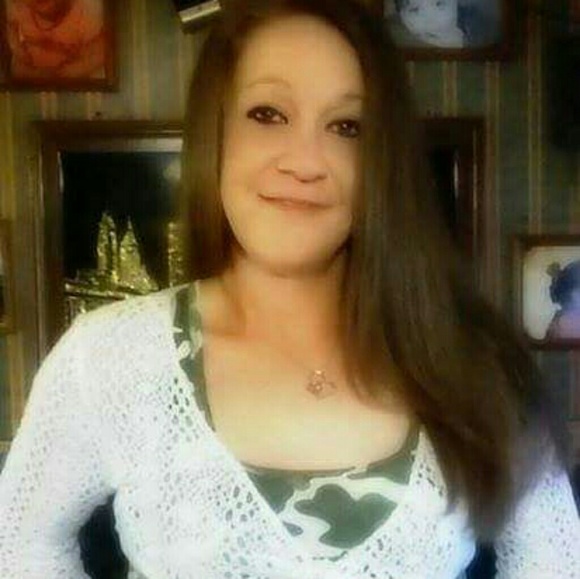 Profile Picture of April Dailey (@aprilcampbell78) on Poshmark