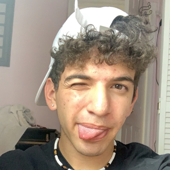 Profile Picture of Daniel Izquierdo (@danieliz2000) on Poshmark