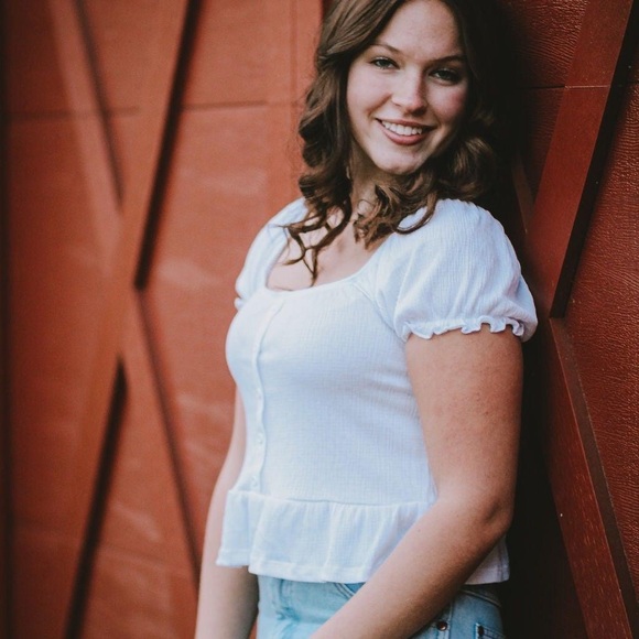 Profile Picture of Peggy Leemon (@peggyleemon) on Poshmark