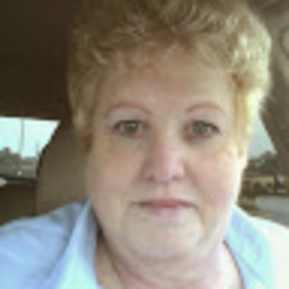 Profile Picture of Debra Cumbaa (@rdheadlady) on Poshmark