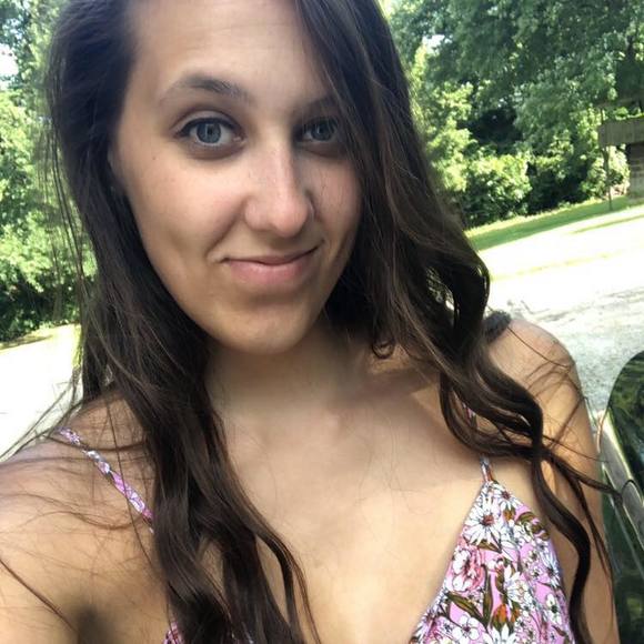 Profile Picture of Mandy Viox (@mviox) on Poshmark