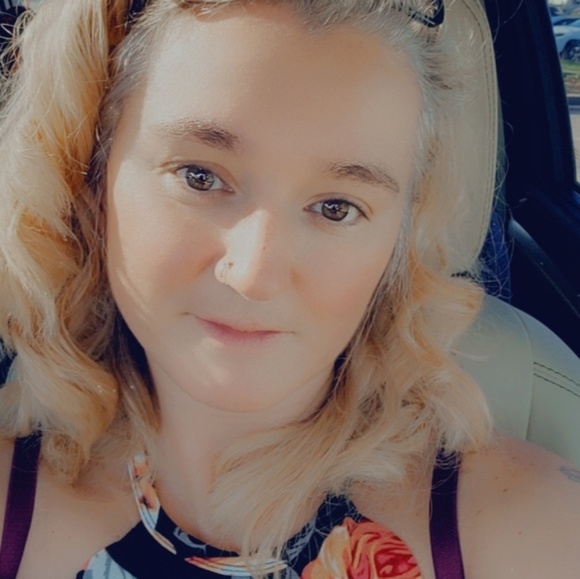 Profile Picture of Amanda Griffith (@blondatheart21) on Poshmark