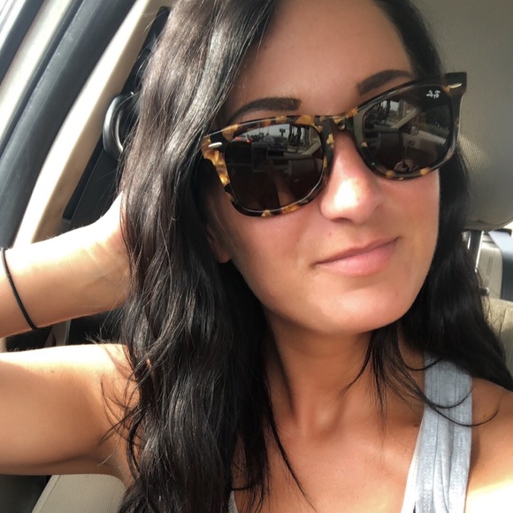 Profile Picture of Amber Daugherty (@ambsdd) on Poshmark