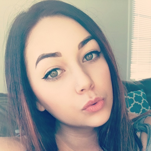 Profile Picture of Anissa Desilets (@nissadanae) on Poshmark