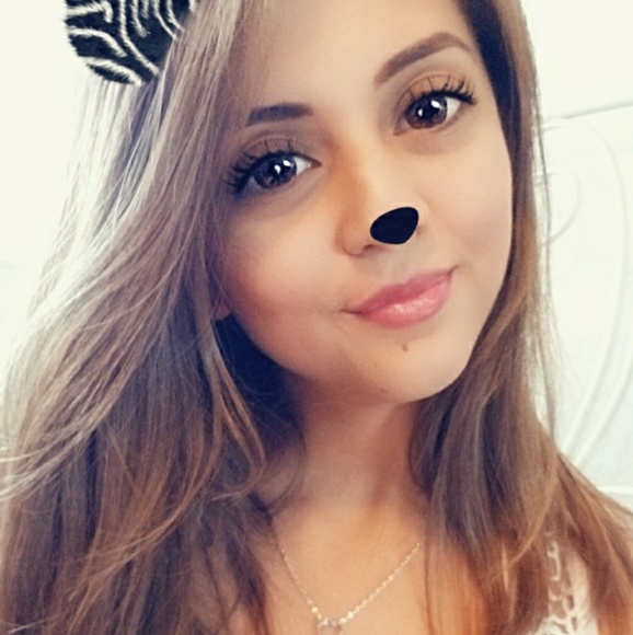 Profile Picture of Jessica Farias (@jessica_f93) on Poshmark