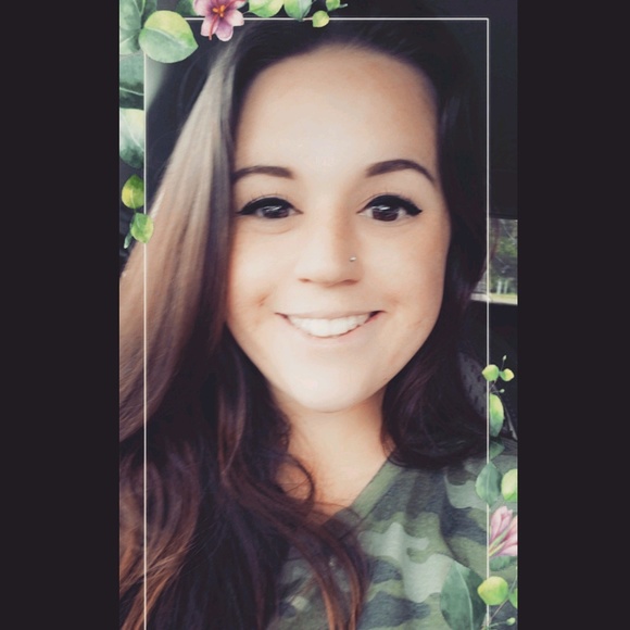 Profile Picture of Emily mae Long (@emilymaelong) on Poshmark