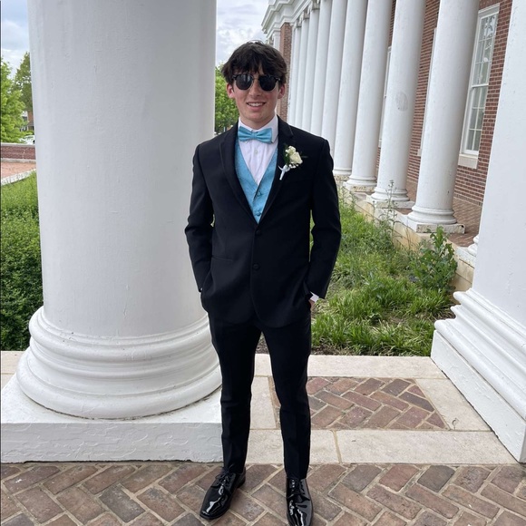 Profile Picture of Elliott Redcay (@elliottredk) on Poshmark