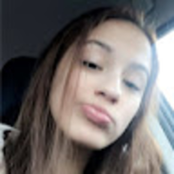Profile Picture of Ysa Grinolds (@grinoldsysa) on Poshmark