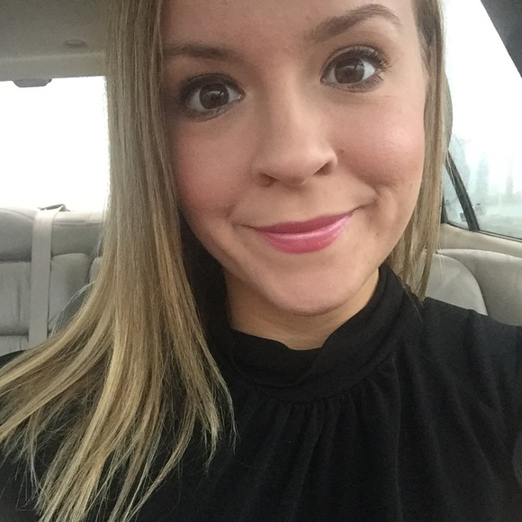 Profile Picture of Anna Spiropoulos (@annaspiropoulos) on Poshmark